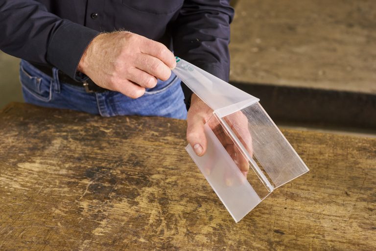 Afbeelding met persoon, kleding, vloer, grondDoor AI gegenereerde inhoud is mogelijk onjuist.